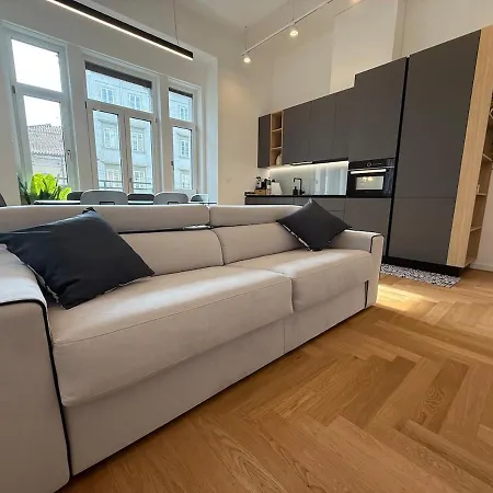 公寓 Carducci Dreams Including Free Parking Fast Fibra 的里雅斯特